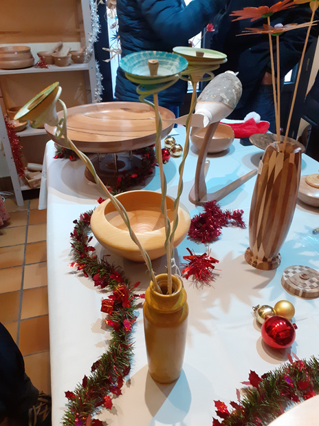 Lees meer over het artikel Atelier met mooie houten voorwerpen, Bouvières